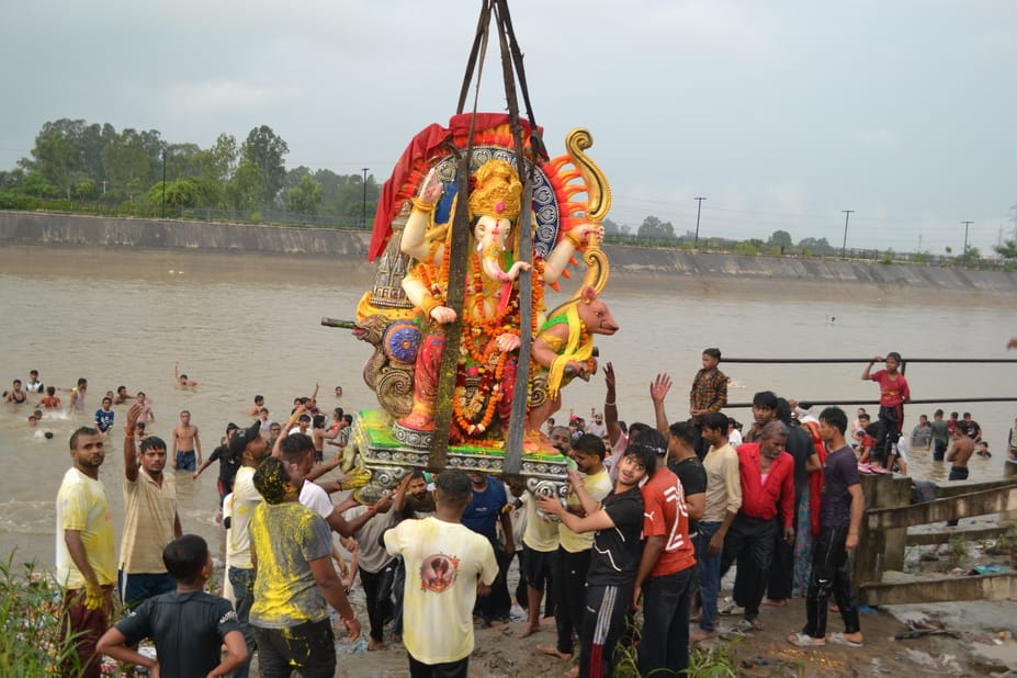 21.. ... पश्चिमी यमुना नहर में बारिश के बीच सभी श्रद्धालु अपने अपने गणपति का विसर्जन करने पहुं