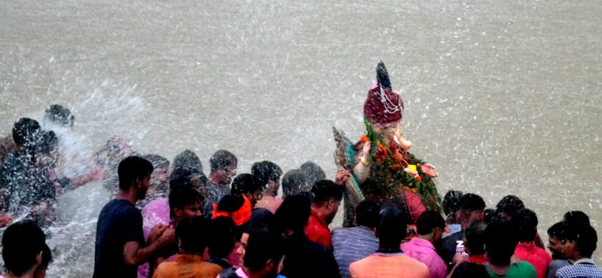 21.. ... पश्चिमी यमुना नहर में बारिश के बीच सभी श्रद्धालु अपने अपने गणपति का विसर्जन करने पहुं