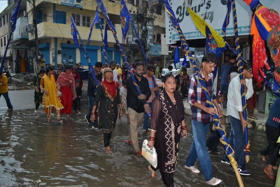 30.... राम नगर में गोगा पीर की यात्रा निकालते श्रद्धालु। संवाद 30.... राम नगर में गोगा पीर की यात्रा निकालते श्रद्धालु। संवाद