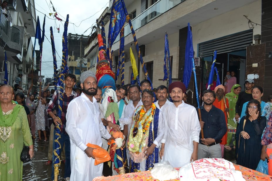 30.... राम नगर में गोगा पीर की यात्रा निकालते श्रद्धालु। संवाद 30.... राम नगर में गोगा पीर की यात्रा निकालते श्रद्धालु। संवाद