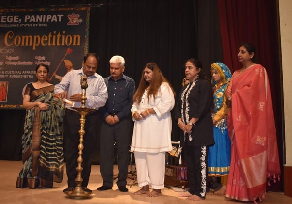 आर्य पीजी कॉलेज में प्रस्तुति देते प्रतिभागी। स्रोत : कॉलेज आर्य पीजी कॉलेज में प्रस्तुति देते प्रतिभागी। स्रोत : कॉलेज
