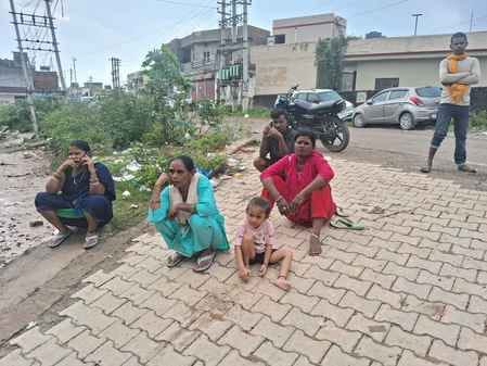अंबाला छावनी में टांगरी बांध किनारे कीचड़ से सनी न्यू टेगोर नगर की गली। संवाद अंबाला छावनी में टांगरी बांध किनारे कीचड़ से सनी न्यू टेगोर नगर की गली। संवाद
