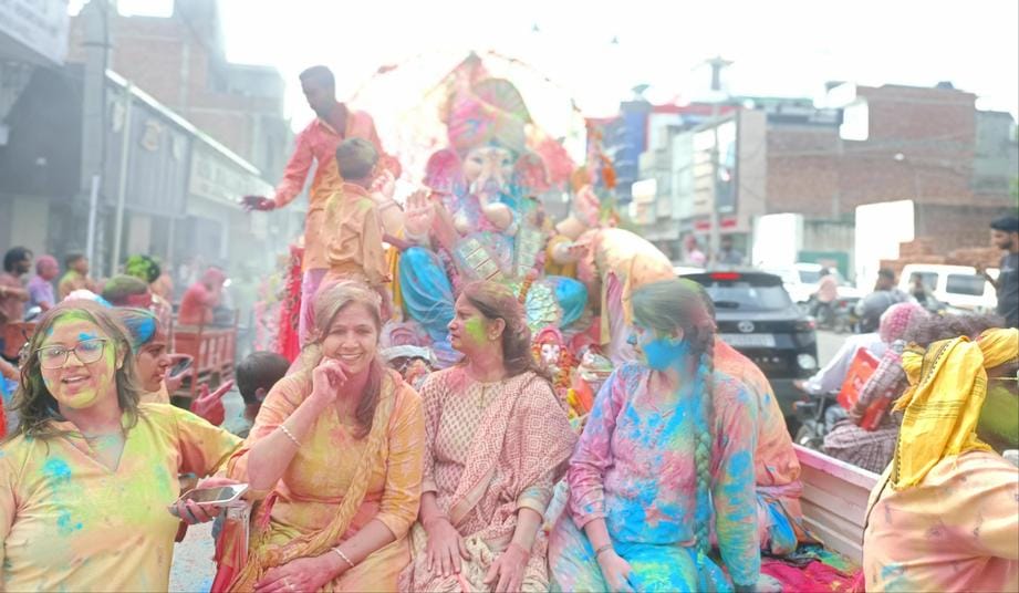 अगले बरस जल्दी आना। अनंत चतुर्दशी पर गणेश की मूर्ति विसर्जित करती महिला। संवाद