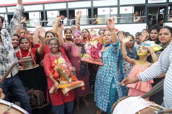 अगले बरस जल्दी आना। अनंत चतुर्दशी पर गणेश की मूर्ति विसर्जित करती महिला। संवाद