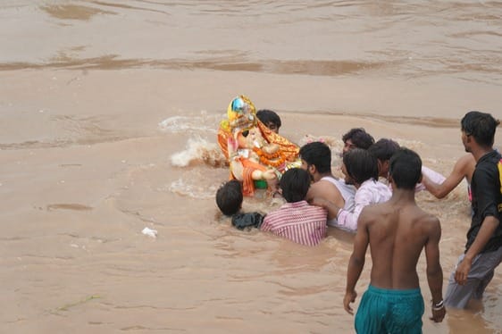 अगले बरस जल्दी आना। अनंत चतुर्दशी पर गणेश की मूर्ति विसर्जित करती महिला। संवाद