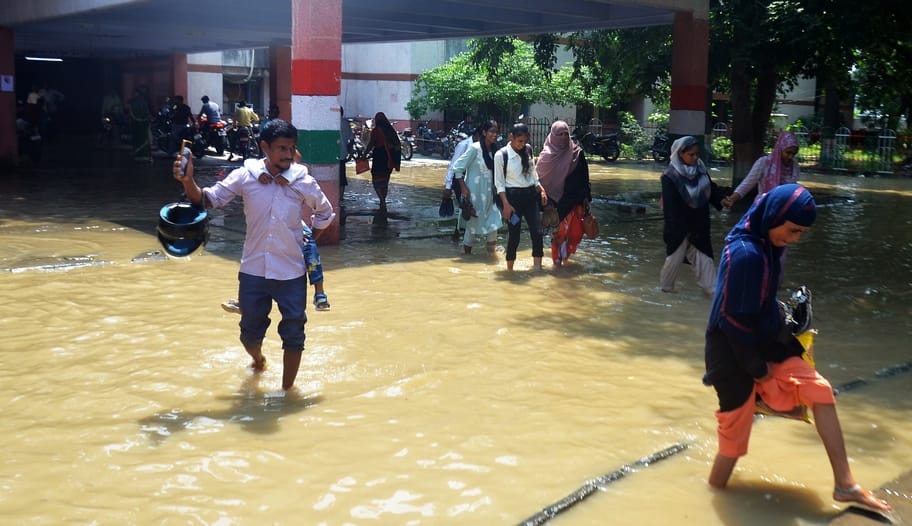 अजीजगंज स्थित मोछधाम में घुसा गर्रा नदी का बाढ़ का पानी। संवाद अजीजगंज स्थित मोछधाम में घुसा गर्रा नदी का बाढ़ का पानी। संवाद