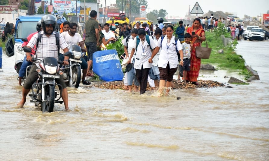 अजीजगंज स्थित मोछधाम में घुसा गर्रा नदी का बाढ़ का पानी। संवाद अजीजगंज स्थित मोछधाम में घुसा गर्रा नदी का बाढ़ का पानी। संवाद