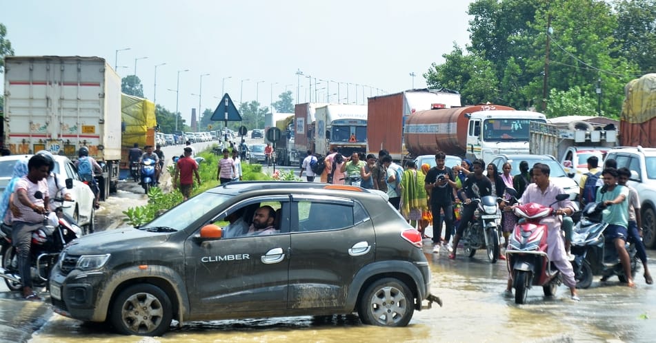 अजीजगंज स्थित मोछधाम में घुसा गर्रा नदी का बाढ़ का पानी। संवाद अजीजगंज स्थित मोछधाम में घुसा गर्रा नदी का बाढ़ का पानी। संवाद
