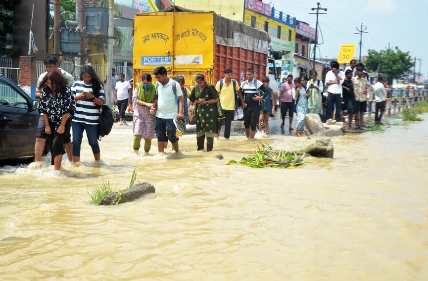 अजीजगंज स्थित मोछधाम में घुसा गर्रा नदी का बाढ़ का पानी। संवाद अजीजगंज स्थित मोछधाम में घुसा गर्रा नदी का बाढ़ का पानी। संवाद