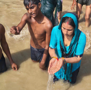 भाद्रपद पूर्णिमा पर ब्रजघाट में गंगा स्नान करते श्रद्धालु। संवाद भाद्रपद पूर्णिमा पर ब्रजघाट में गंगा स्नान करते श्रद्धालु। संवाद