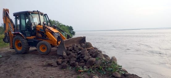 बिजनौर में गंगा बैराज के तटबंध का कटान को रोकने के लिए रेत के कट्टे भरते मजदूर। संवाद