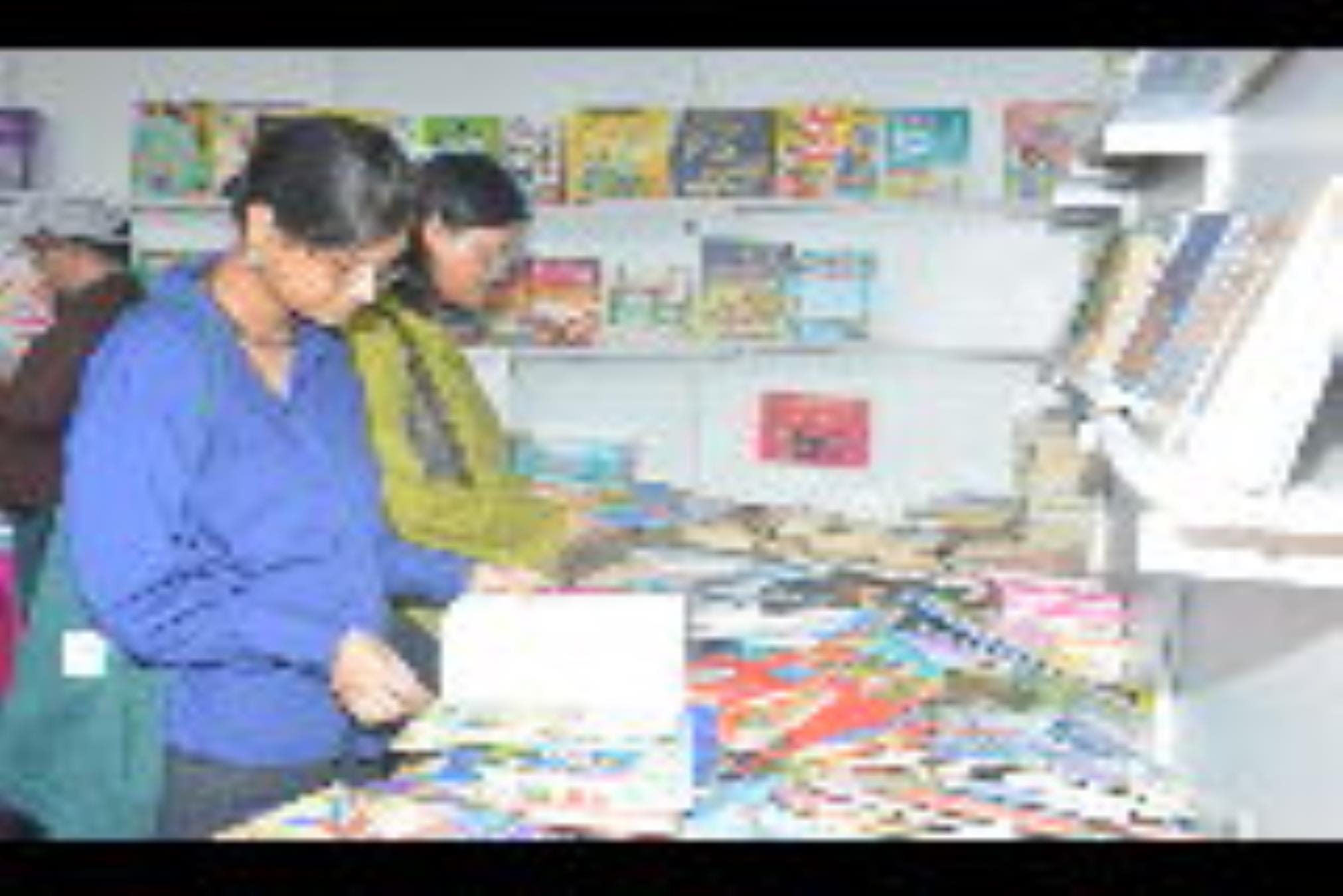 बलरामपुर गार्डन में लगे 22वें पुस्तक मेले के तीसरे दिन भी युवा पुस्तक प्रेमियों की भीड़ रही। बलरामपुर गार्डन में लगे 22वें पुस्तक मेले के तीसरे दिन भी युवा पुस्तक प्रेमियों की भीड़ रही।