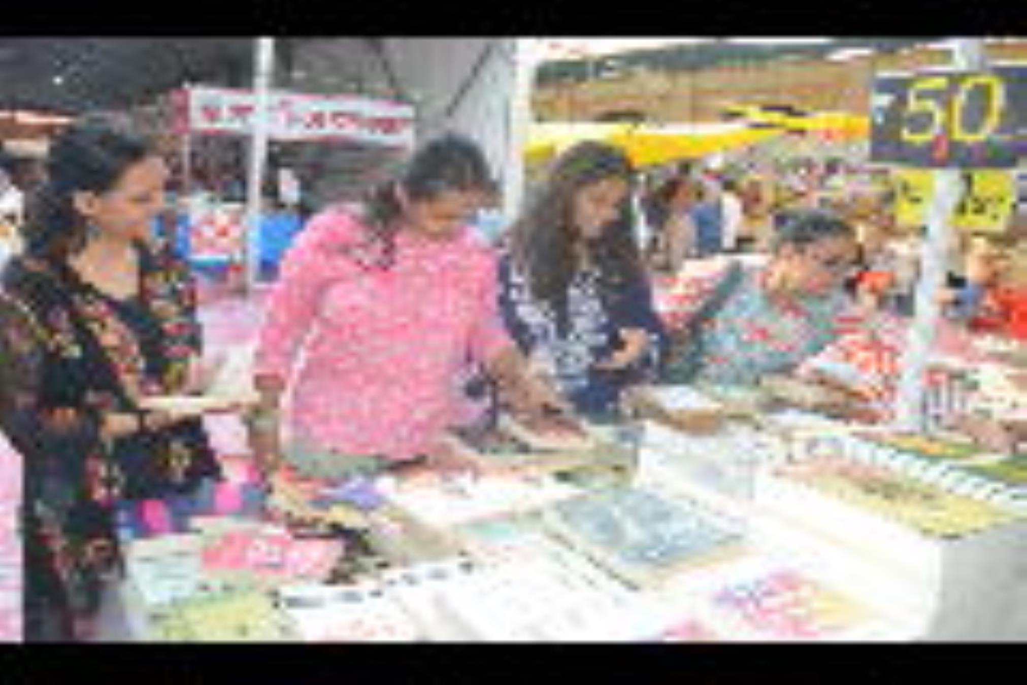 बलरामपुर गार्डन में लगे 22वें पुस्तक मेले के तीसरे दिन भी युवा पुस्तक प्रेमियों की भीड़ रही। बलरामपुर गार्डन में लगे 22वें पुस्तक मेले के तीसरे दिन भी युवा पुस्तक प्रेमियों की भीड़ रही।