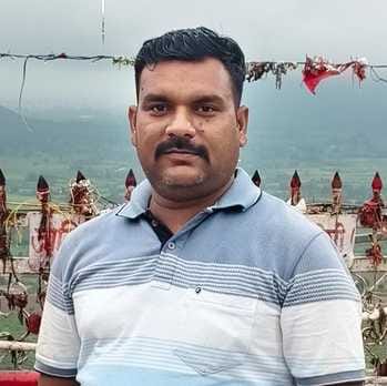बरोठा गांव में भरे बाढ़ के पानी से निकलते ग्रामीण।संवाद