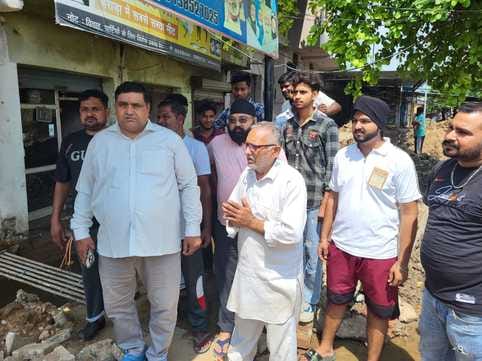 बराड़ा में बस अड्डे के बाहर मार्केट में खोदा गया नाला। संवाद