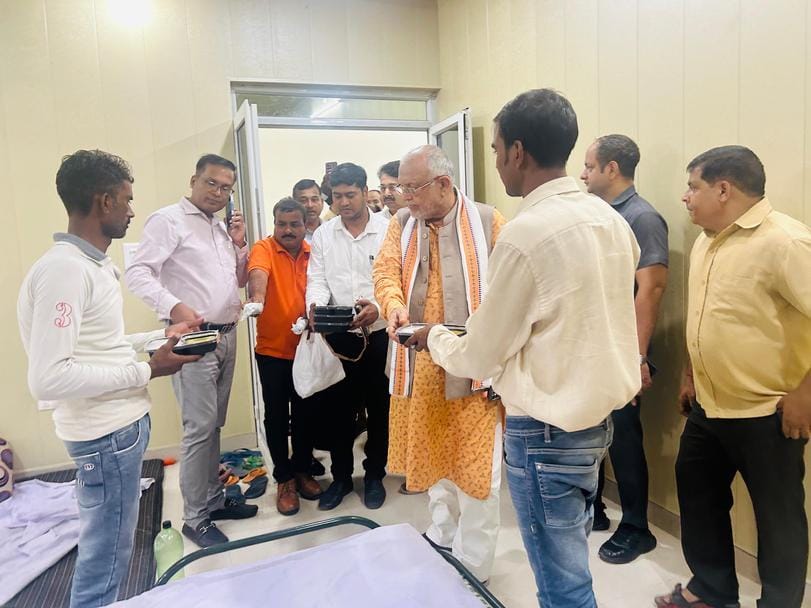 बाढ़ग्रस्त क्षेत्र का ट्रैक्टर से निरीक्षण करते एसपी। स्रोत: मीडिया सेल बाढ़ग्रस्त क्षेत्र का ट्रैक्टर से निरीक्षण करते एसपी। स्रोत: मीडिया सेल