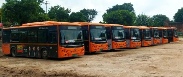 बाढ़ग्रस्त क्षेत्र का ट्रैक्टर से निरीक्षण करते एसपी। स्रोत: मीडिया सेल बाढ़ग्रस्त क्षेत्र का ट्रैक्टर से निरीक्षण करते एसपी। स्रोत: मीडिया सेल
