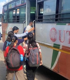 फोटो 06 एमएएचपी 17 परिचय-रेलवे स्टेशन महोबा में ट्रेन आते ही चढ़ने की मशक्कत करते परीक्षार्थी। फोटो 06 एमएएचपी 17 परिचय-रेलवे स्टेशन महोबा में ट्रेन आते ही चढ़ने की मशक्कत करते परीक्षार्थी।