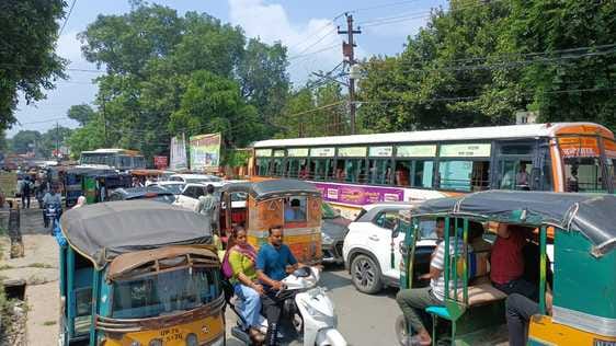 फोटो-10, मछरट्टा चौराहे पर जाम में फंसे वाहन। संवाद फोटो-10, मछरट्टा चौराहे पर जाम में फंसे वाहन। संवाद