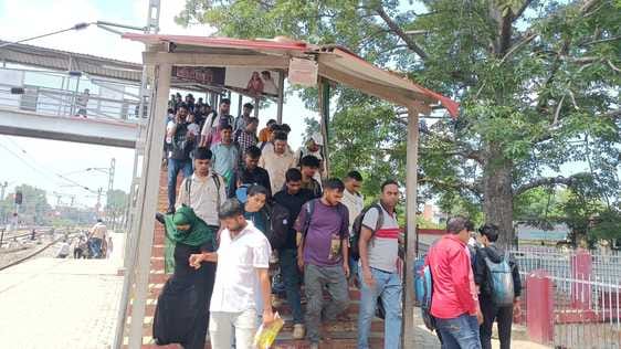 फोटो-32, रोडवेज बस अड्डा पर आराम करते परीक्षार्थी। संवाद