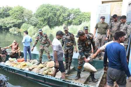 -फोटो 68 : बहादुगढ़ में मुंगेशपुर ड्रेन के किनारों को मजबूत करने में जुटे सेना के जवान। स्रोत सू