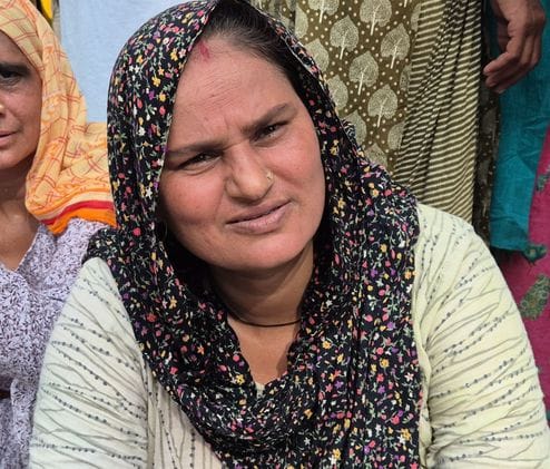फोटो संख्या:70- कनीना में डीएपी खाद को लेकर अपनी बारी का इंतजार में बैठे किसान--संवाद