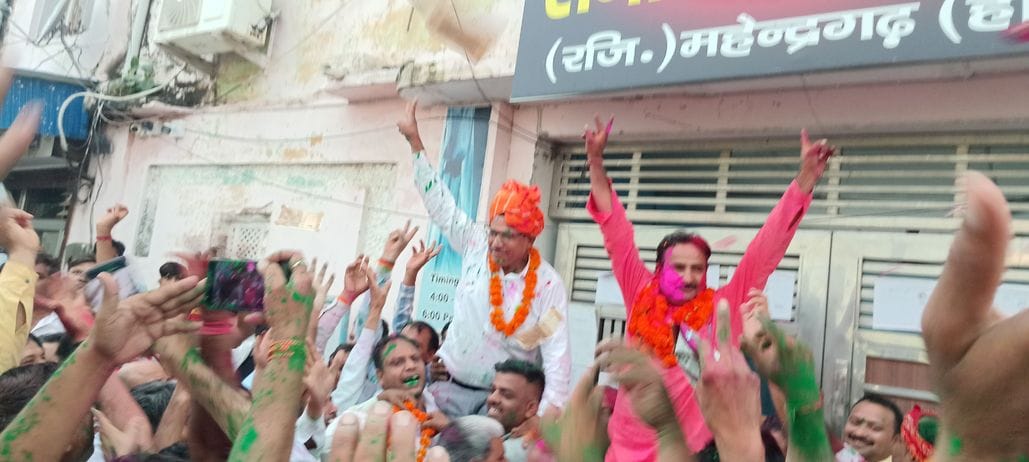 फोटो संख्या:80 सैनी क्षेत्रीय सभा चुनाव में सुरेश सैनी चुनाव जीतने के बाद विजय जुलूस निकालते सम फोटो संख्या:80 सैनी क्षेत्रीय सभा चुनाव में सुरेश सैनी चुनाव जीतने के बाद विजय जुलूस निकालते सम