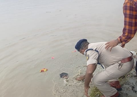 फोटो स्टार परफॅमर्र के लिए लाइव फोटो:- सीन दो:- यमुना नदी में डूब रहे विपिन का हाथ पकड़कर खींचत फोटो स्टार परफॅमर्र के लिए लाइव फोटो:- सीन दो:- यमुना नदी में डूब रहे विपिन का हाथ पकड़कर खींचत