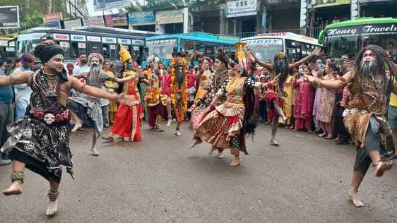 गणपति प्रतिमा विसर्जन के मौके पर नादौन में सुंदर नृत्य प्रस्तुत करते कलाकार। स्रोत : जागरूक पाठ गणपति प्रतिमा विसर्जन के मौके पर नादौन में सुंदर नृत्य प्रस्तुत करते कलाकार। स्रोत : जागरूक पाठ
