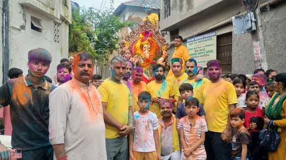 गणपति प्रतिमा विसर्जन के मौके पर नादौन में सुंदर नृत्य प्रस्तुत करते कलाकार। स्रोत : जागरूक पाठ गणपति प्रतिमा विसर्जन के मौके पर नादौन में सुंदर नृत्य प्रस्तुत करते कलाकार। स्रोत : जागरूक पाठ