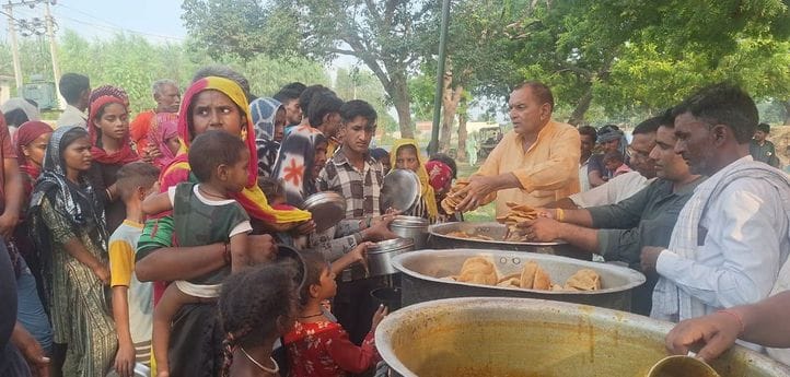 गांव जटा में बीमार बच्चे को देखते भाजपा नेता शैलेश पाठक। स्रोत:स्वयं