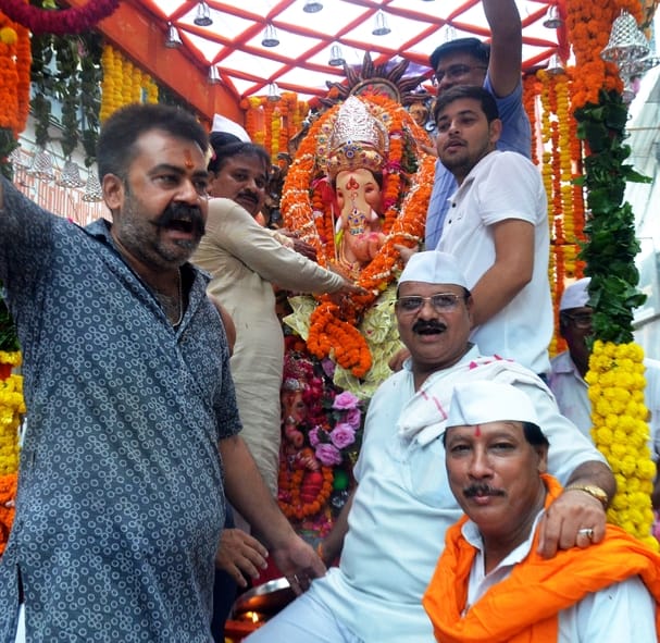 जलालाबाद में गणेश उत्सव के दौरान नृत्य करतीं महिलाएं। स्रोत: जागरूक पाठक जलालाबाद में गणेश उत्सव के दौरान नृत्य करतीं महिलाएं। स्रोत: जागरूक पाठक