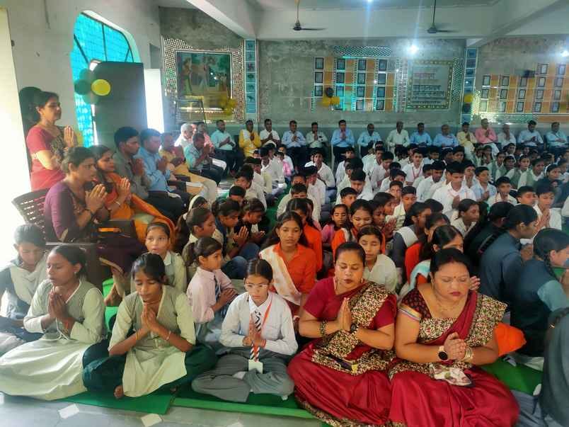 जैन स्थानक में आयोजित सरस्वती शिशु मंदिर के प्रांतीय संस्कृति महोत्सव में मौजूद मुख्य अतिथि स्र जैन स्थानक में आयोजित सरस्वती शिशु मंदिर के प्रांतीय संस्कृति महोत्सव में मौजूद मुख्य अतिथि स्र