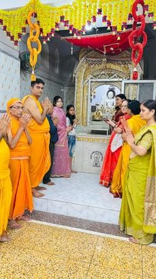 जैतीपुर क्षेत्र में कलश यात्रा निकालतीं युवतियां। संवाद जैतीपुर क्षेत्र में कलश यात्रा निकालतीं युवतियां। संवाद