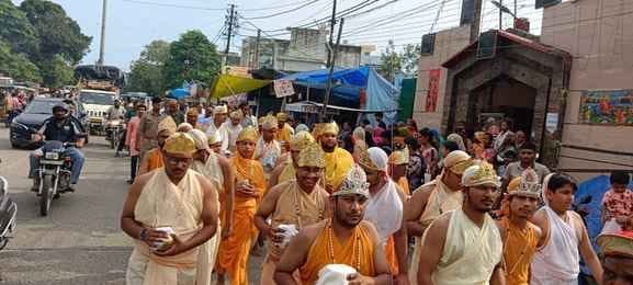 खतौली जैन मंदिर में जिनेंद्र भगवान का जलाभिषेक करते श्रद्धालु।स्त्रोत स्वयं