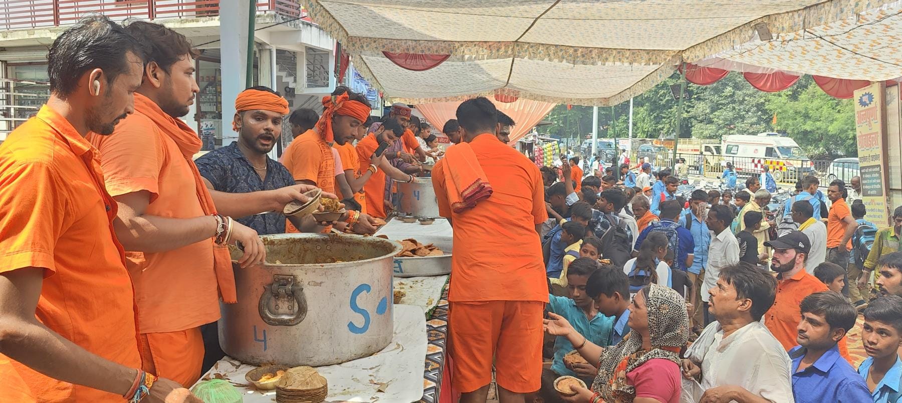 निगोहां में आयोजित भंडारे में प्रसाद लेते भक्त।