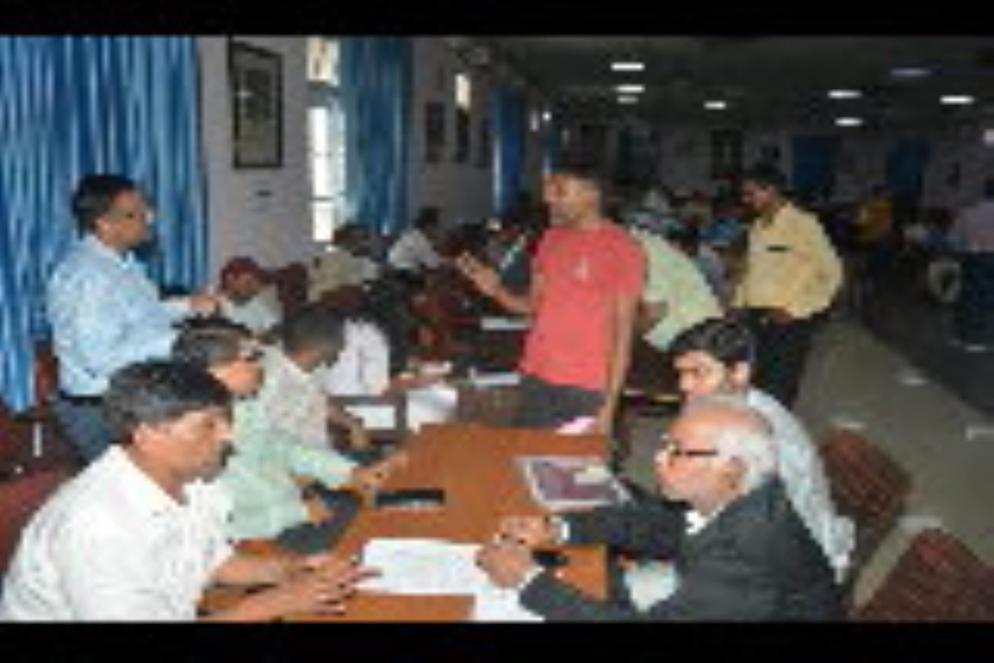 नगर निगम के संपूर्ण समाधान दिवस में समस्या सुनते अधिकारी। नगर निगम के संपूर्ण समाधान दिवस में समस्या सुनते अधिकारी।