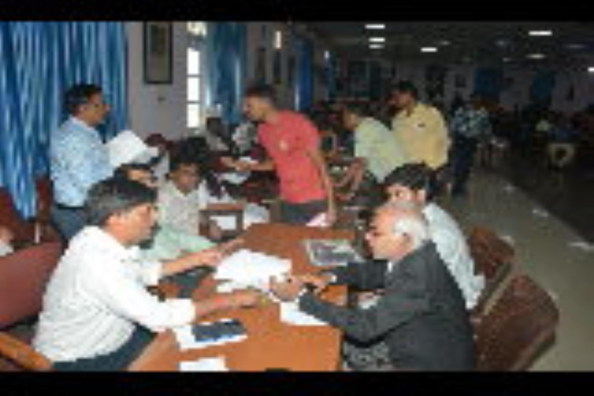 नगर निगम के संपूर्ण समाधान दिवस में समस्या सुनते अधिकारी। नगर निगम के संपूर्ण समाधान दिवस में समस्या सुनते अधिकारी।