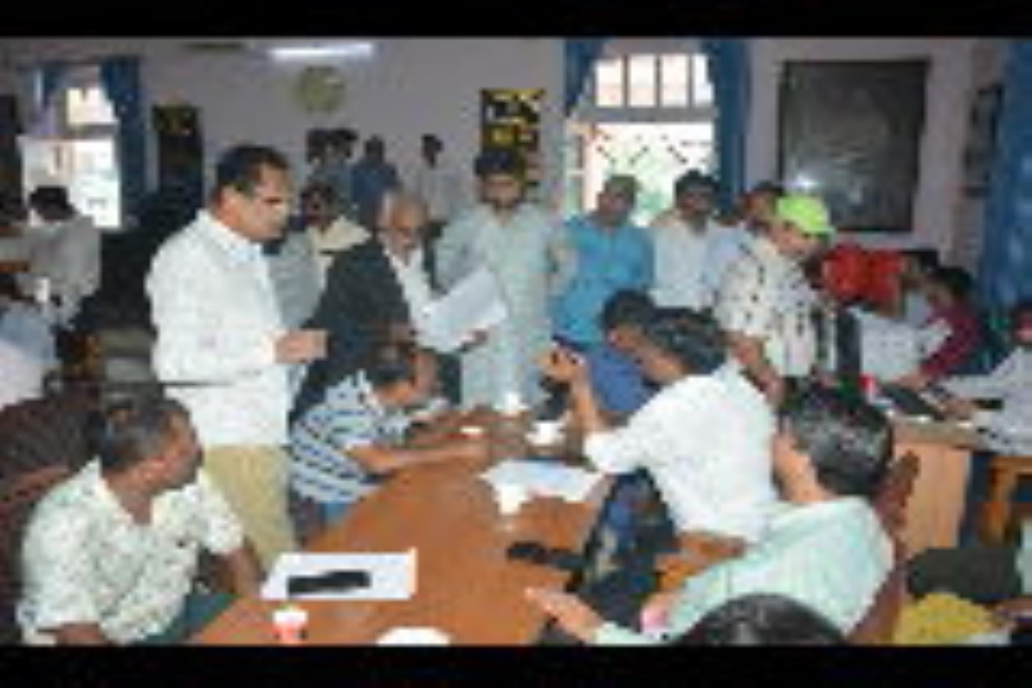 नगर निगम के संपूर्ण समाधान दिवस में समस्या सुनते अधिकारी। नगर निगम के संपूर्ण समाधान दिवस में समस्या सुनते अधिकारी।