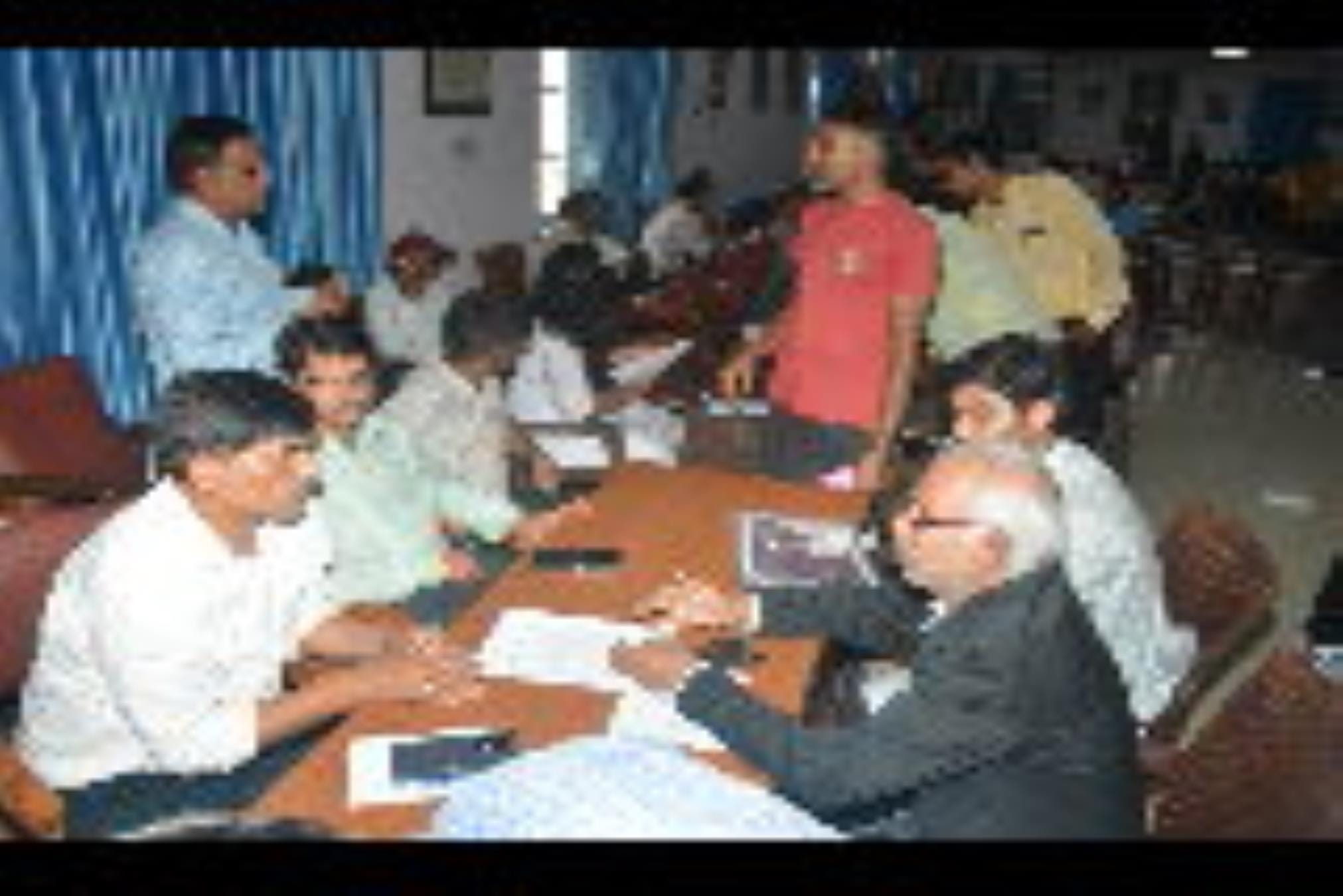 नगर निगम के संपूर्ण समाधान दिवस में समस्या सुनते अधिकारी। नगर निगम के संपूर्ण समाधान दिवस में समस्या सुनते अधिकारी।