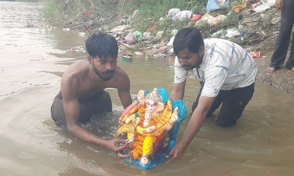 पश्चिमी यमुना नहर में क्षतिग्रस्त रास्ते से गणपति विसर्जन करने जाते श्रद्धालु। संवाद