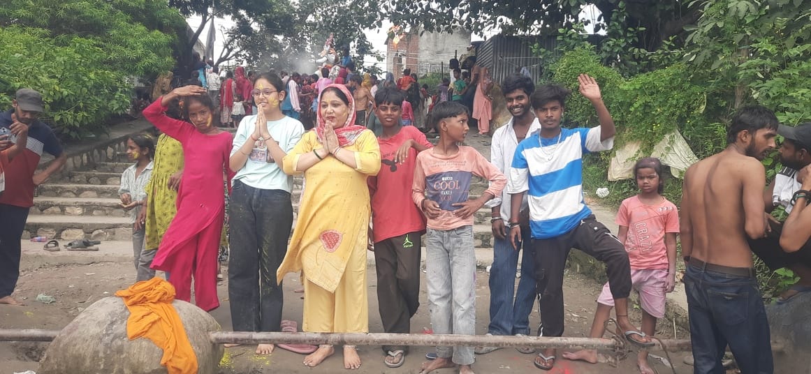 पश्चिमी यमुना नहर में क्षतिग्रस्त रास्ते से गणपति विसर्जन करने जाते श्रद्धालु। संवाद