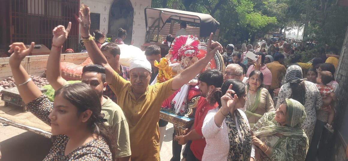पश्चिमी यमुना नहर में क्षतिग्रस्त रास्ते से गणपति विसर्जन करने जाते श्रद्धालु। संवाद