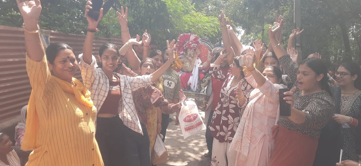 पश्चिमी यमुना नहर में क्षतिग्रस्त रास्ते से गणपति विसर्जन करने जाते श्रद्धालु। संवाद