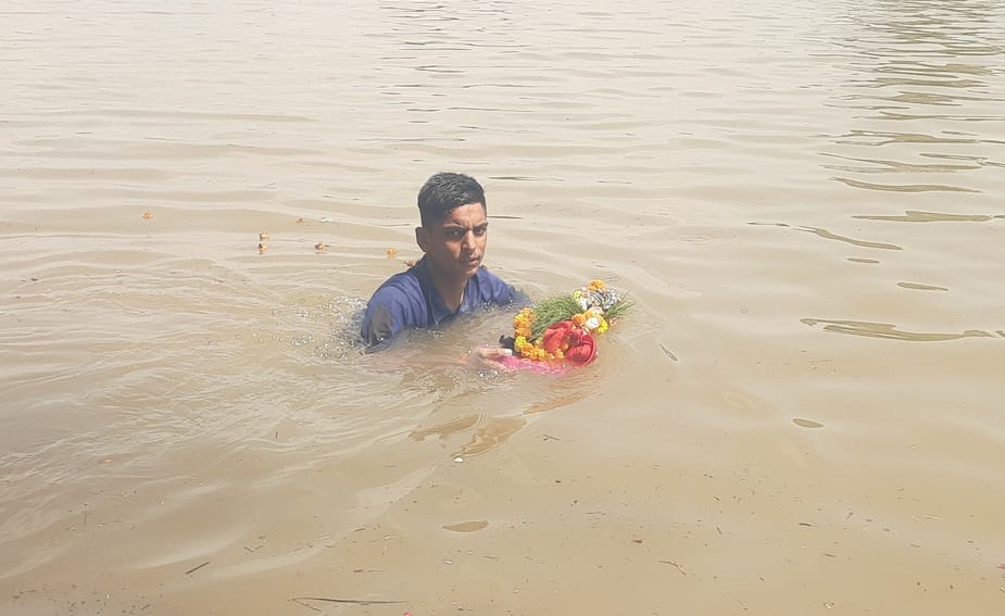पश्चिमी यमुना नहर में क्षतिग्रस्त रास्ते से गणपति विसर्जन करने जाते श्रद्धालु। संवाद