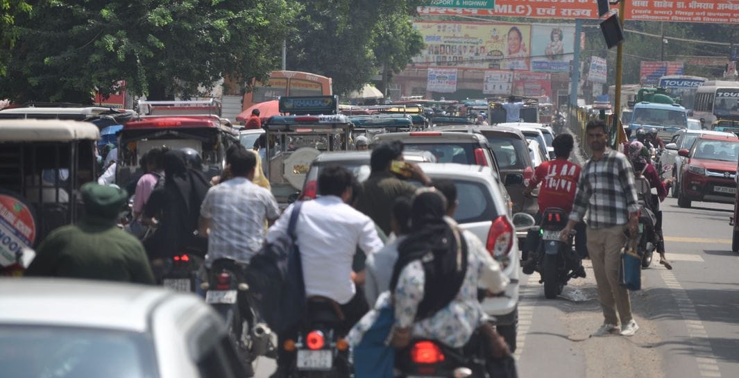 पीईटी की परीक्षा देने के लिए बूंदाबांदी में परीक्षा केंद्र पर लाइन में खड़े परीक्षार्थी। संवाद पीईटी की परीक्षा देने के लिए बूंदाबांदी में परीक्षा केंद्र पर लाइन में खड़े परीक्षार्थी। संवाद