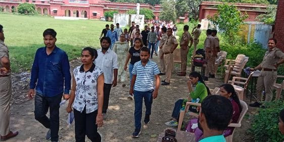 पीईटी देने के बाद अभ्यर्थी अपना सामान लेते हुए। संवाद