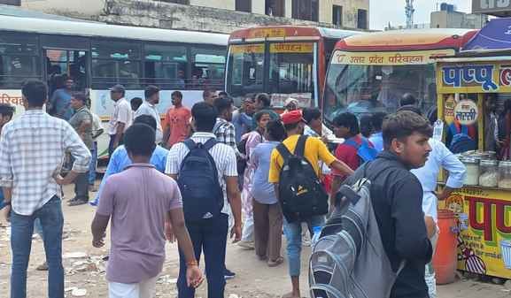 परीक्षा छूटने के बाद लखीमपुर रेलवे स्टेशन पर खिड़की से अंदर घुसते अभ्यर्थी। संवाद परीक्षा छूटने के बाद लखीमपुर रेलवे स्टेशन पर खिड़की से अंदर घुसते अभ्यर्थी। संवाद