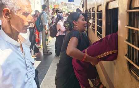 परीक्षा छूटने के बाद लखीमपुर रेलवे स्टेशन पर खिड़की से अंदर घुसते अभ्यर्थी। संवाद परीक्षा छूटने के बाद लखीमपुर रेलवे स्टेशन पर खिड़की से अंदर घुसते अभ्यर्थी। संवाद