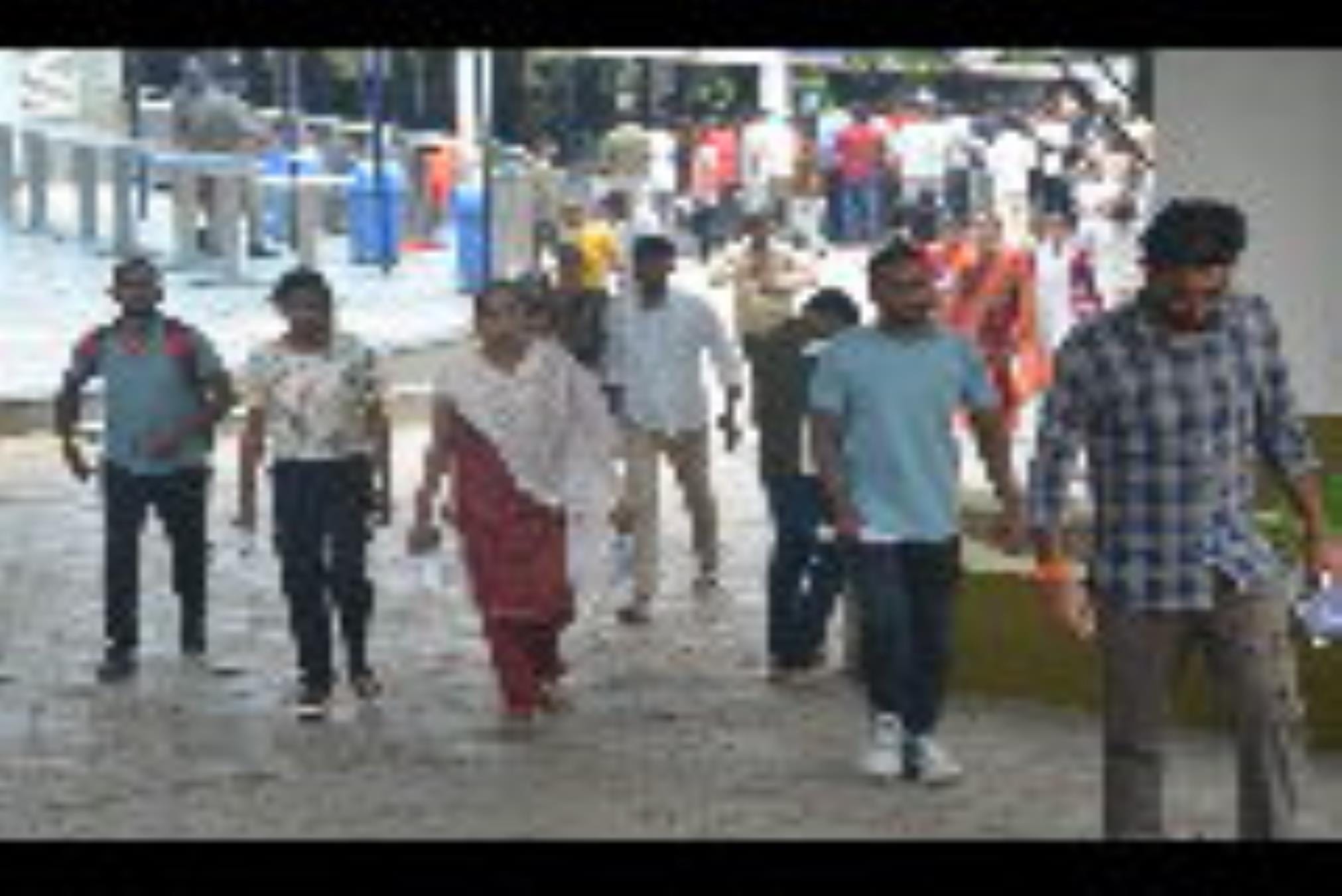 परीक्षा देकर आते अभ्यर्थी।